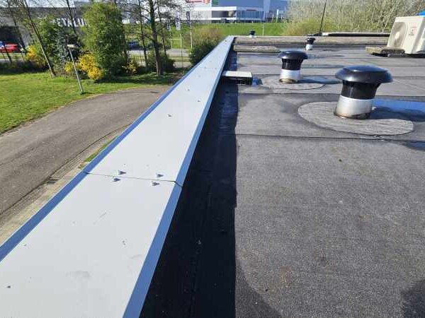 Dakrand met plastisol afdekkappen - foto 2