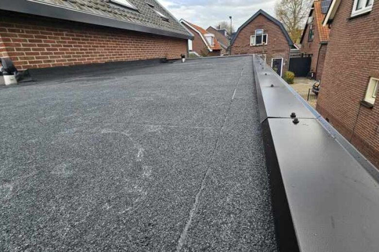 Dakrand met plastisol afdekkappen
