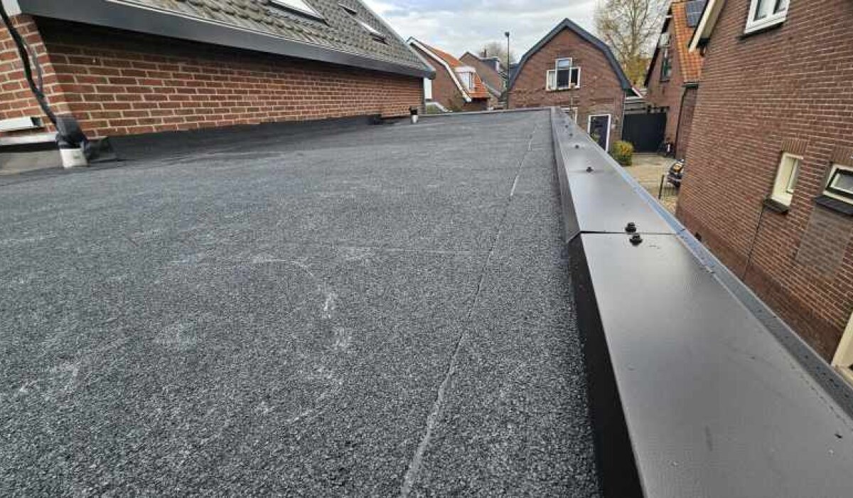 Dakrand met plastisol afdekkappen